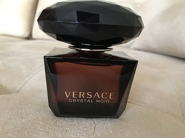 versace crystal noir описание