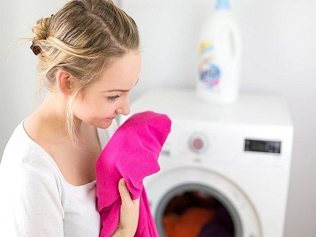 Как быстро убрать запах с одежды: лучшие домашние методы